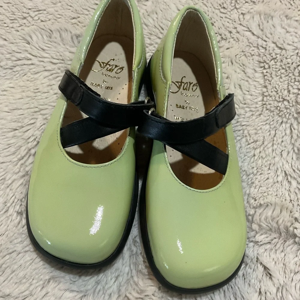 Faro Little Girls Green Mary Jane Shoes with Black Crisscross Straps